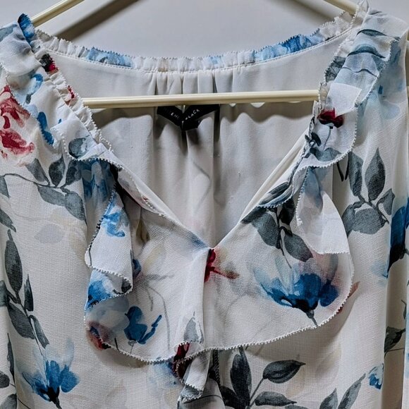 White House Black Market Floral Print Ruffle Shell in Ecru w/ Blue Mirage - Picture 4 of 9